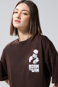 Camiseta crop top café oscura oversize con arte de Minnie