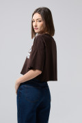 Camiseta crop top café oscura oversize con arte de Minnie