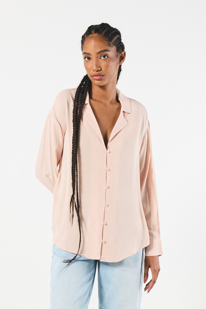 Blusa unicolor cuello resort con manga larga y botones
