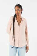 Blusa unicolor cuello resort con manga larga y botones