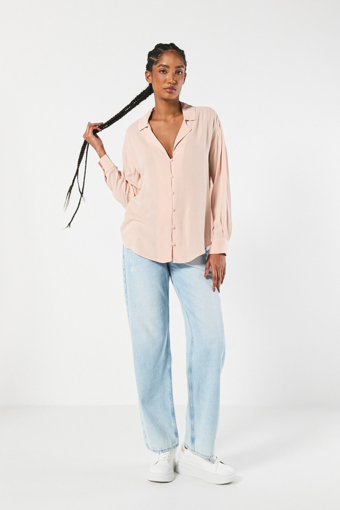 Blusa unicolor cuello resort con manga larga y botones
