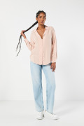 Blusa unicolor cuello resort con manga larga y botones