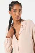 Blusa unicolor cuello resort con manga larga y botones