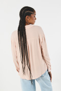 Blusa unicolor cuello resort con manga larga y botones