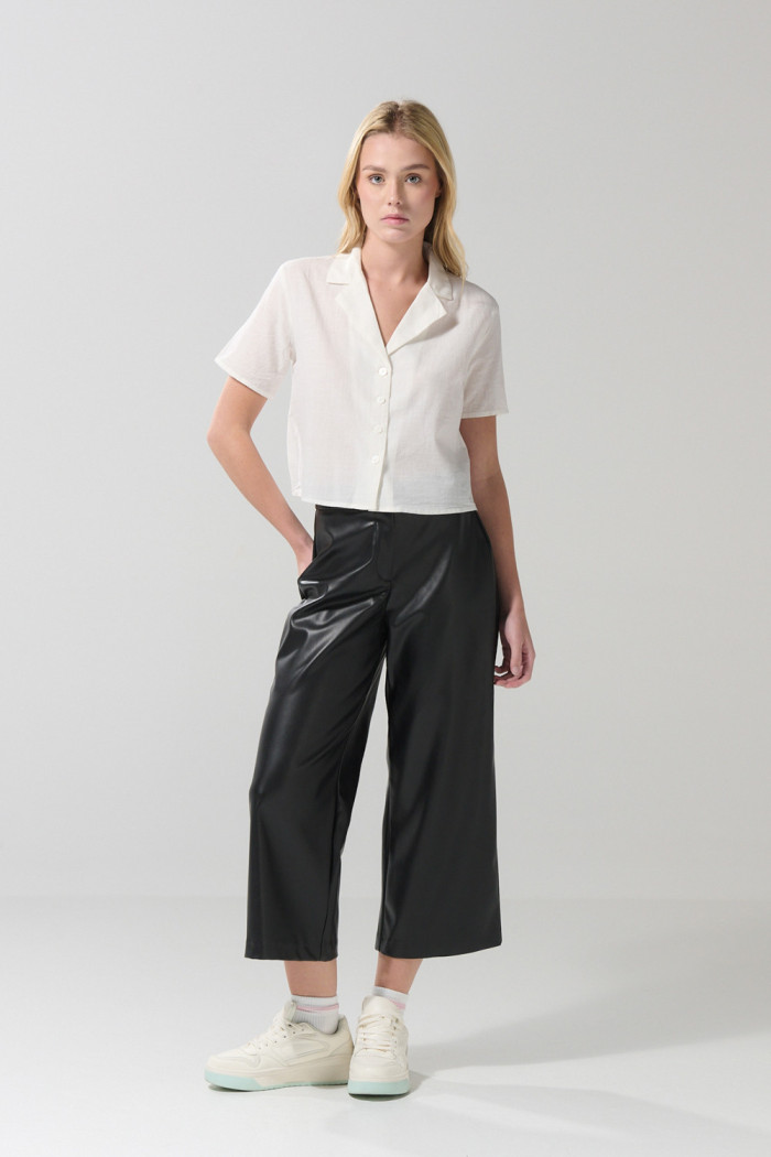 Blusa en satín unicolor con manga corta y cuello resort