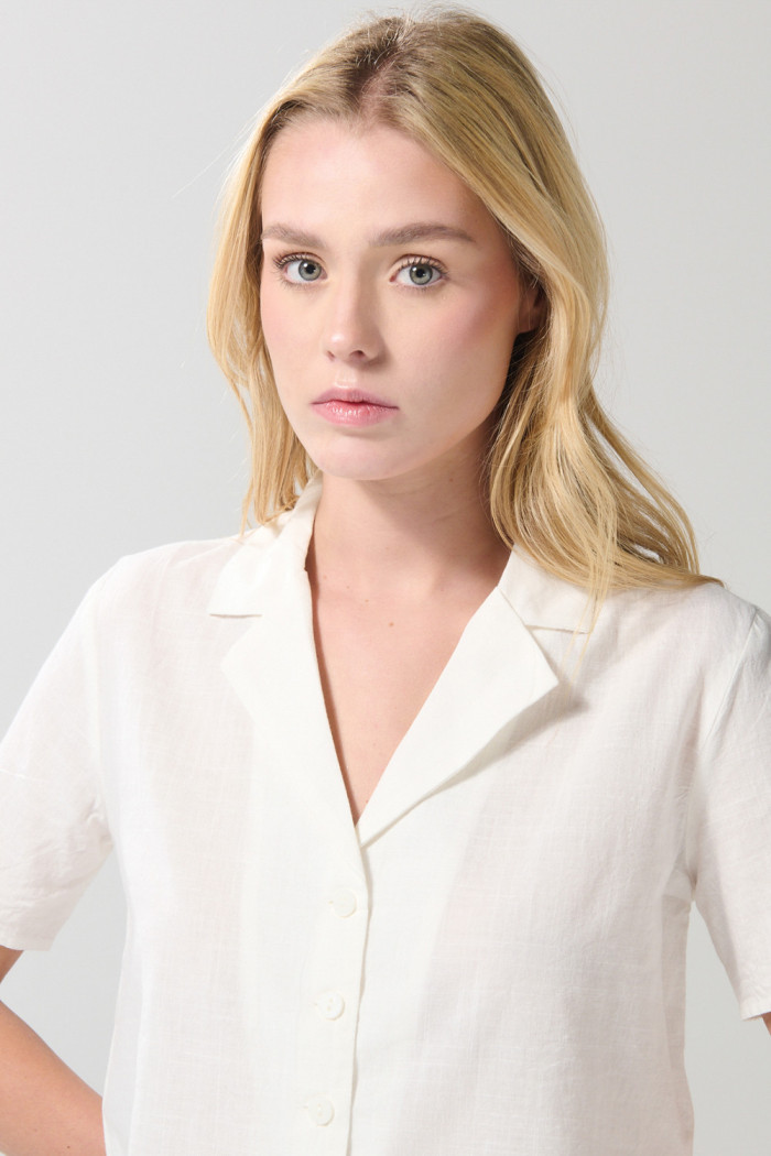 Blusa en satín unicolor con manga corta y cuello resort