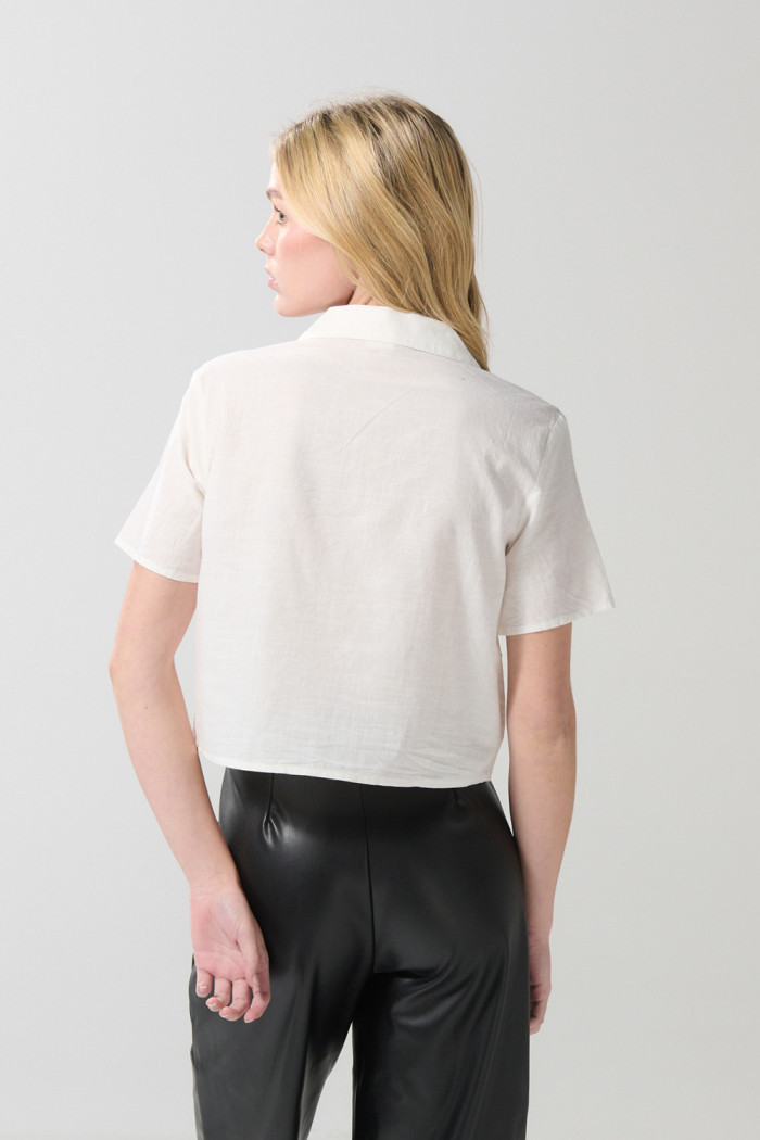 Blusa en satín unicolor con manga corta y cuello resort