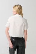 Blusa en satín unicolor con manga corta y cuello resort