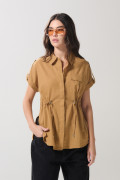 Blusa café clara con manga corta, charreteras y bolsillo