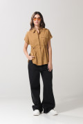 Blusa café clara con manga corta, charreteras y bolsillo