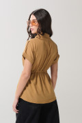 Blusa café clara con manga corta, charreteras y bolsillo