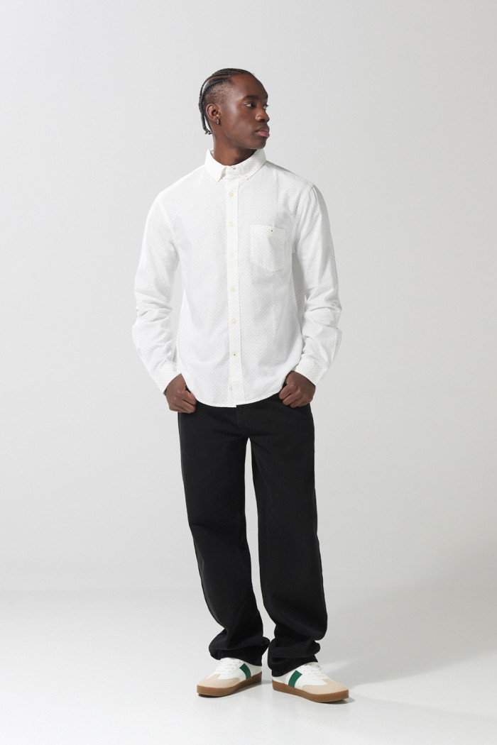 Camisa manga larga blanca con diseño mini print y bolsillo