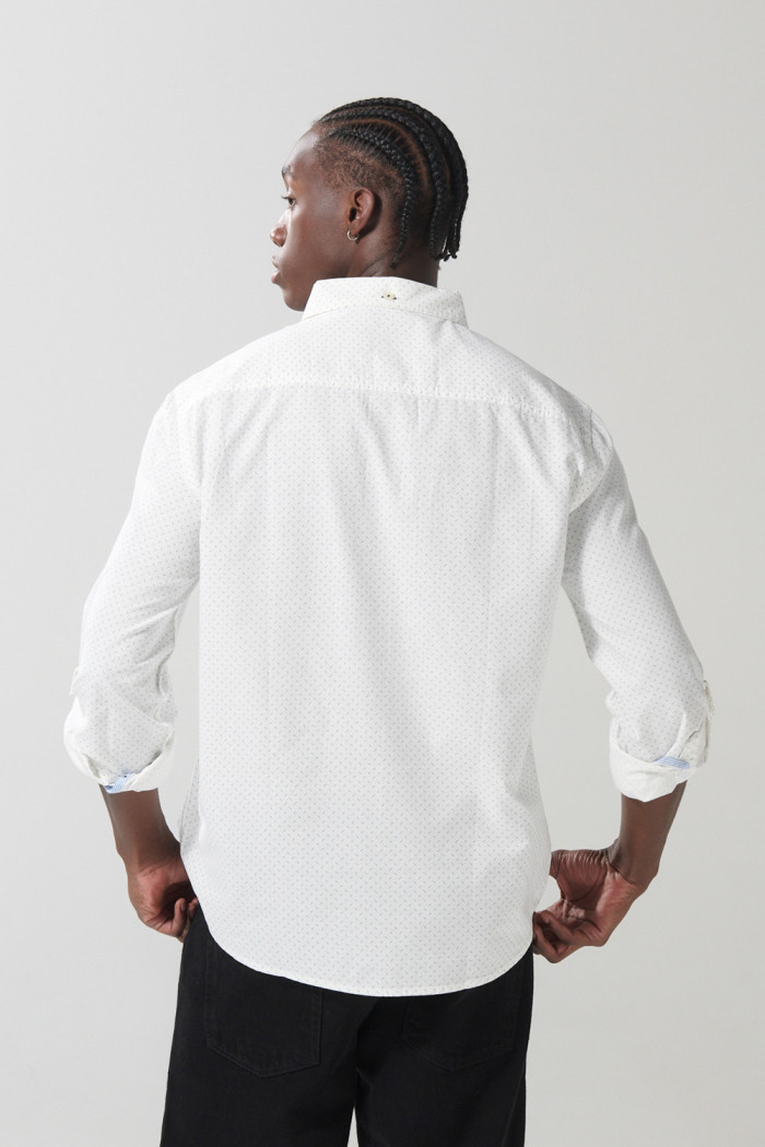 Camisa manga larga blanca con diseño mini print y bolsillo