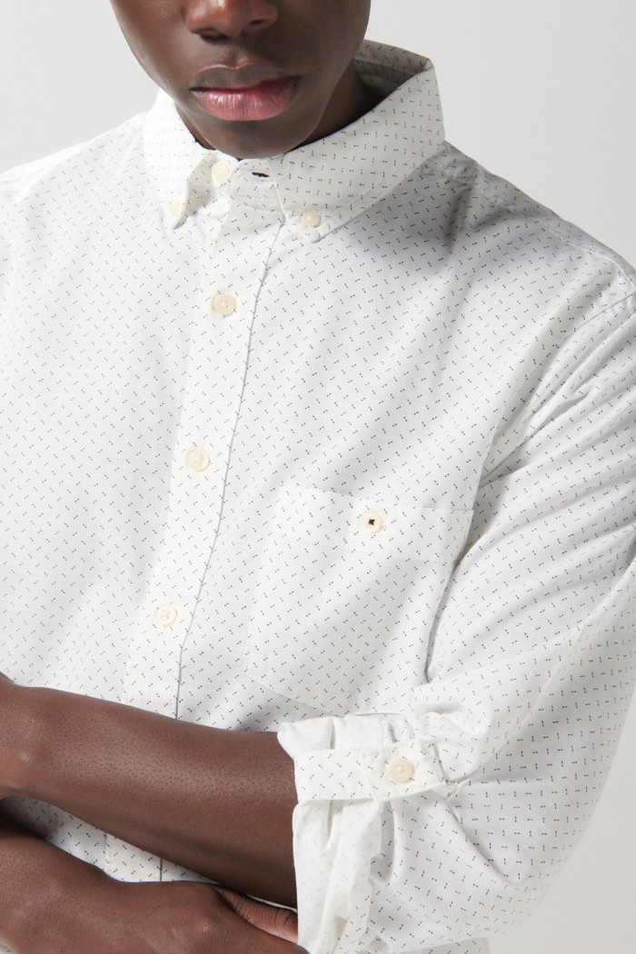 Camisa manga larga blanca con diseño mini print y bolsillo