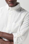 Camisa manga larga blanca con diseño mini print y bolsillo