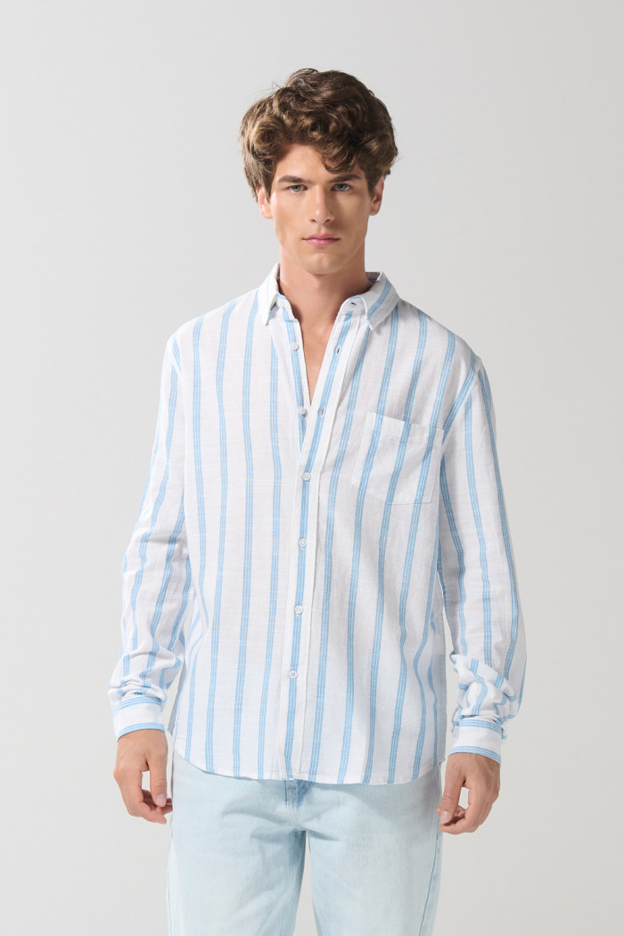 Camisa unicolor a rayas con cuello button down en algodón