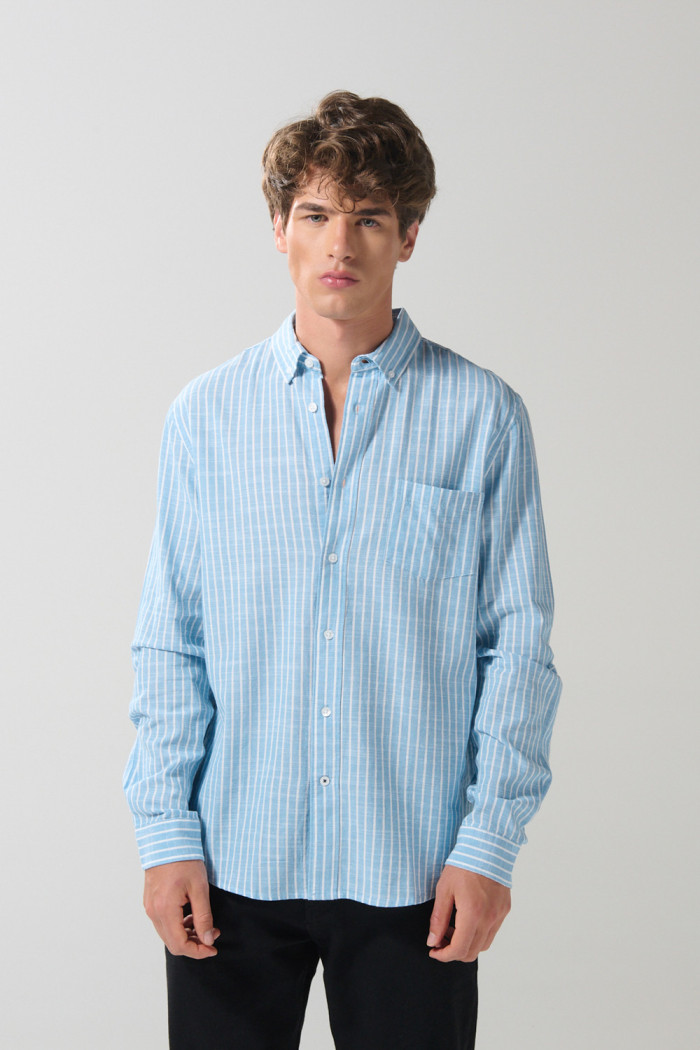 Camisa unicolor a rayas con cuello button down en algodón