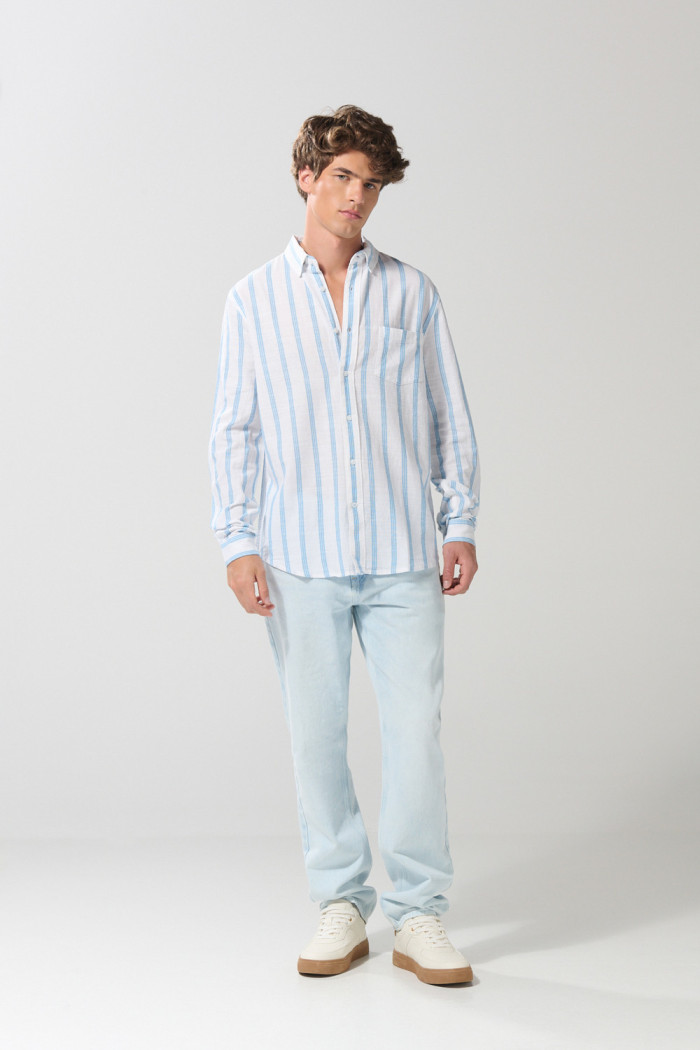 Camisa unicolor a rayas con cuello button down en algodón