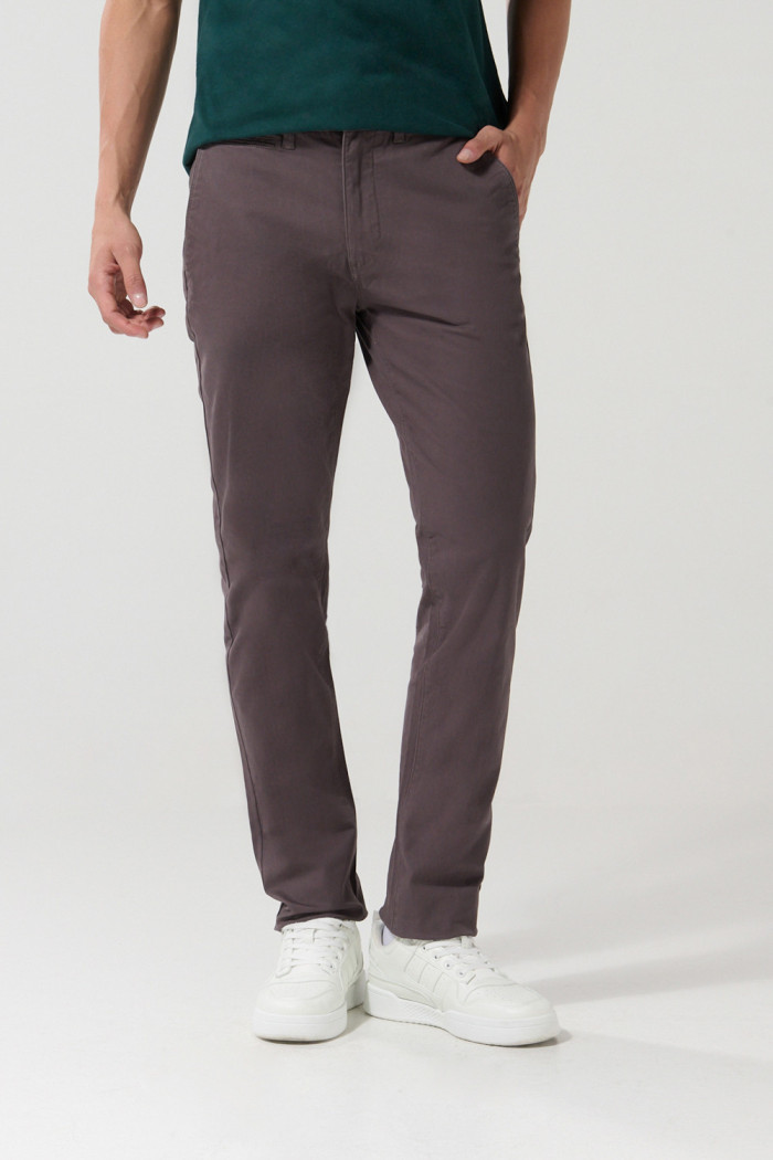 Pantalón tiro medio de dril unicolor con fit ajustado