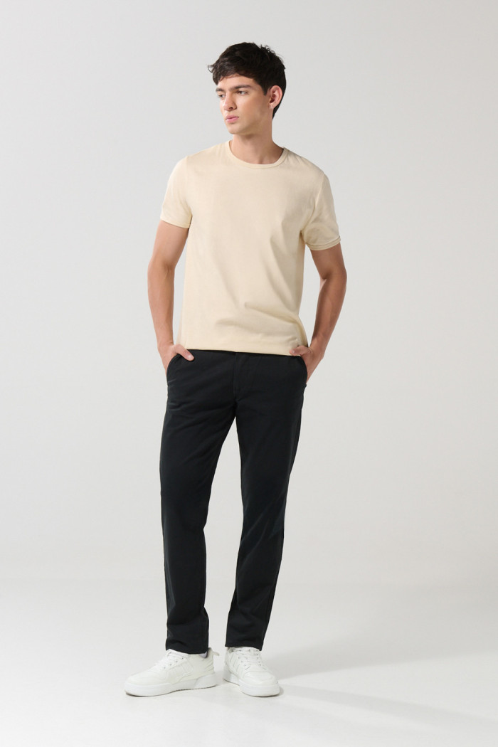 Pantalón tiro medio de dril unicolor con fit ajustado