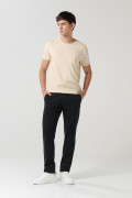 Pantalón tiro medio de dril unicolor con fit ajustado