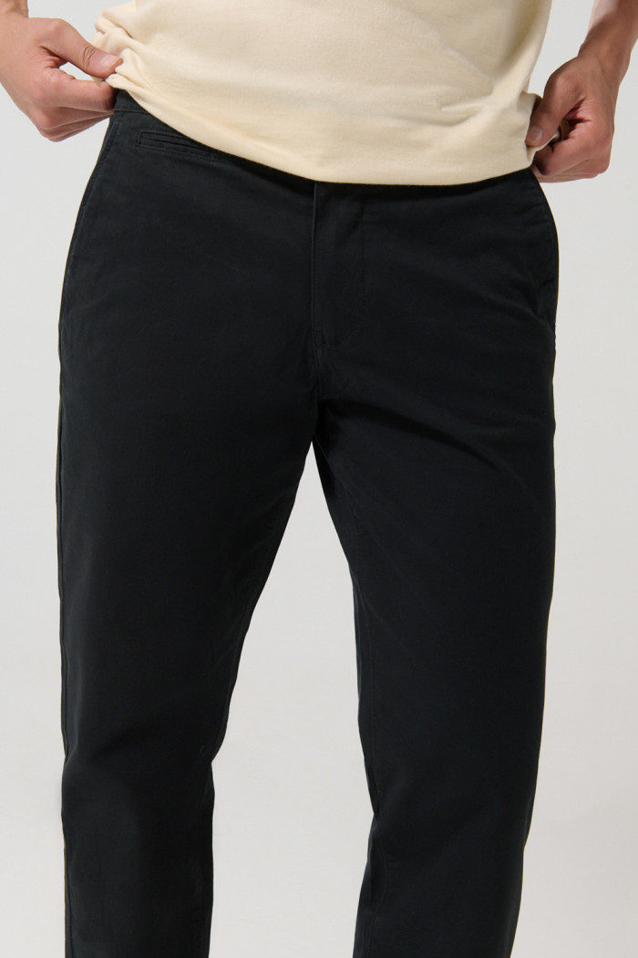 Pantalón tiro medio de dril unicolor con fit ajustado