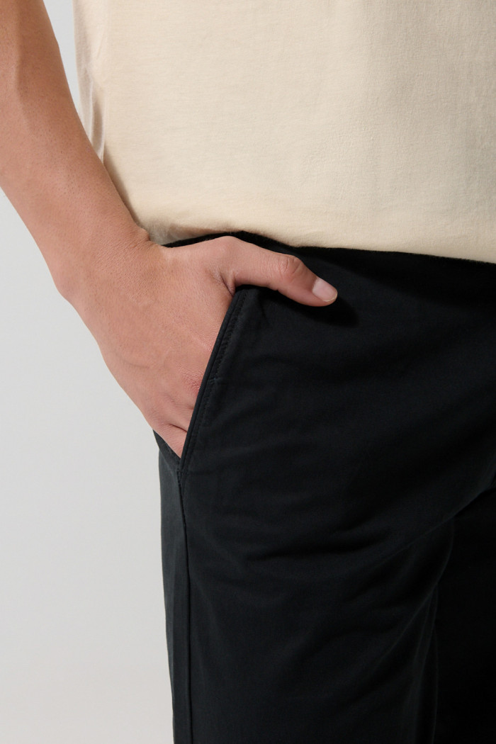 Pantalón tiro medio de dril unicolor con fit ajustado