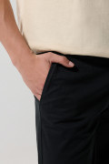 Pantalón tiro medio de dril unicolor con fit ajustado