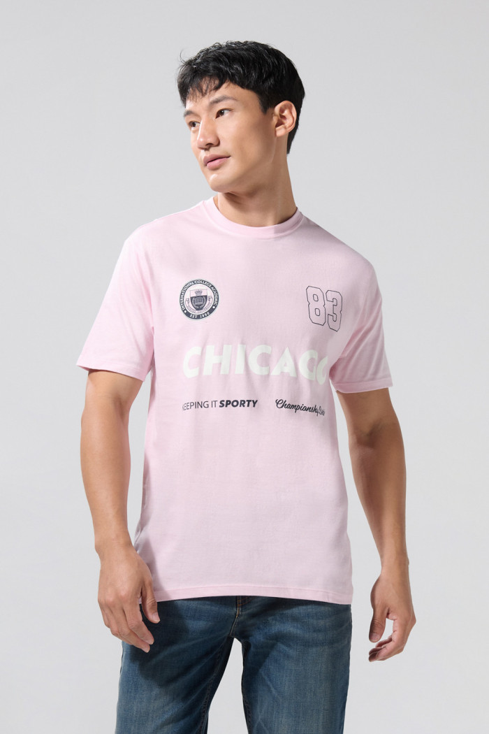 Camiseta rosada clara cuello redondo con diseño college