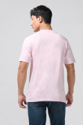 Camiseta rosada clara cuello redondo con diseño college