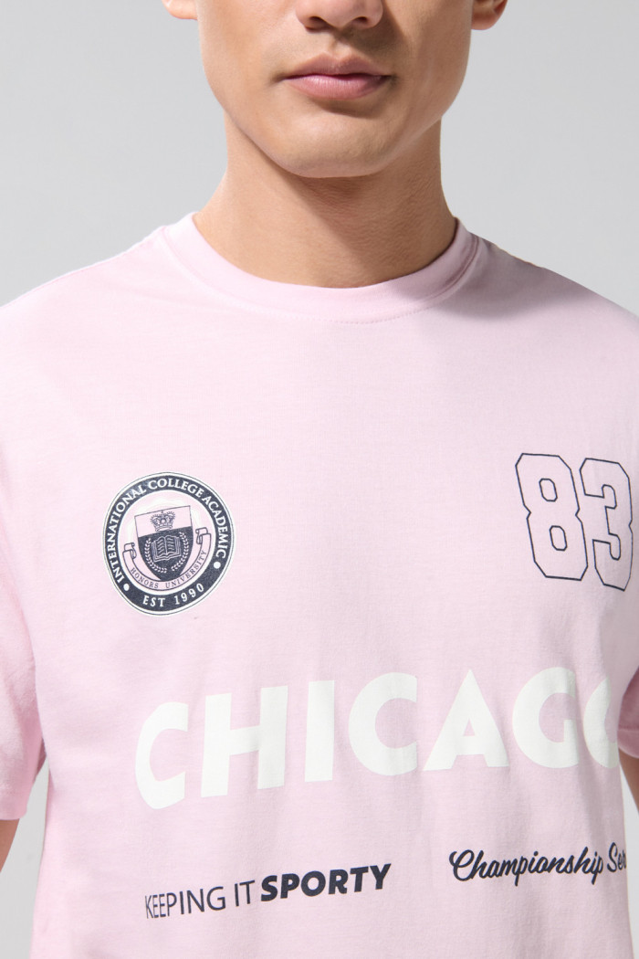 Camiseta rosada clara cuello redondo con diseño college