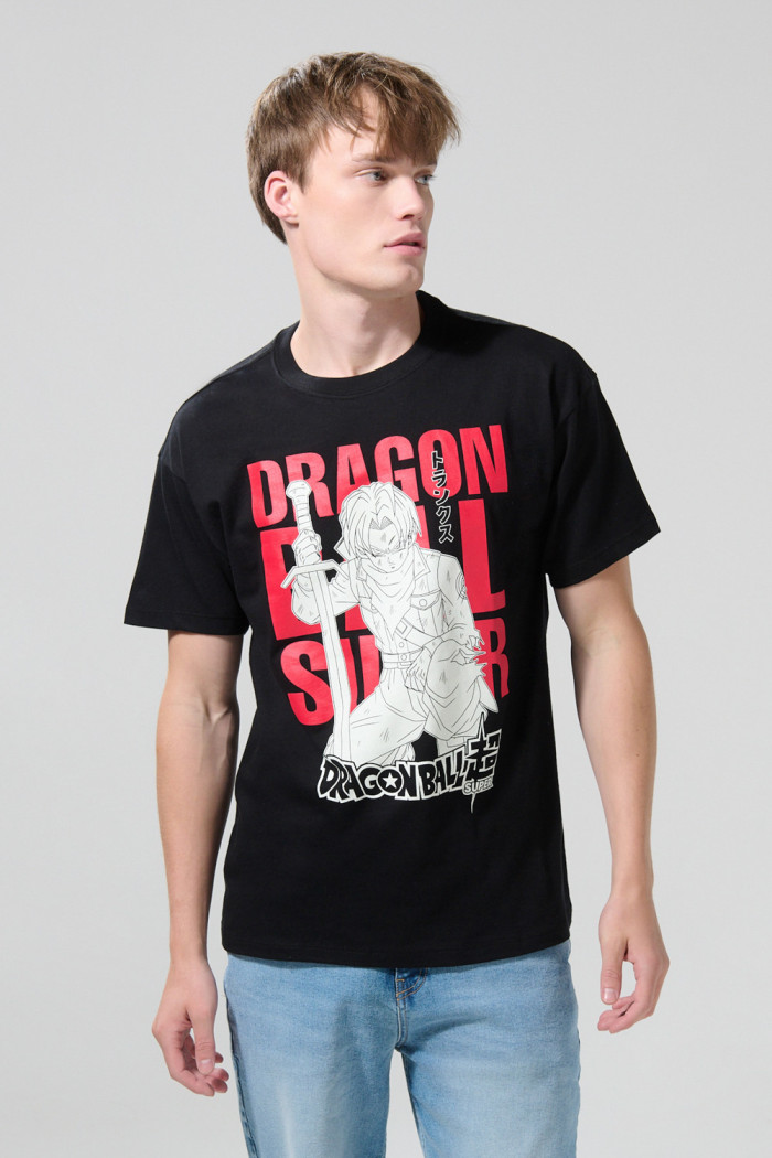 Camiseta negra manga corta con arte de Dragon Ball Super
