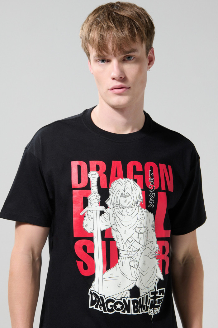 Camiseta negra manga corta con arte de Dragon Ball Super
