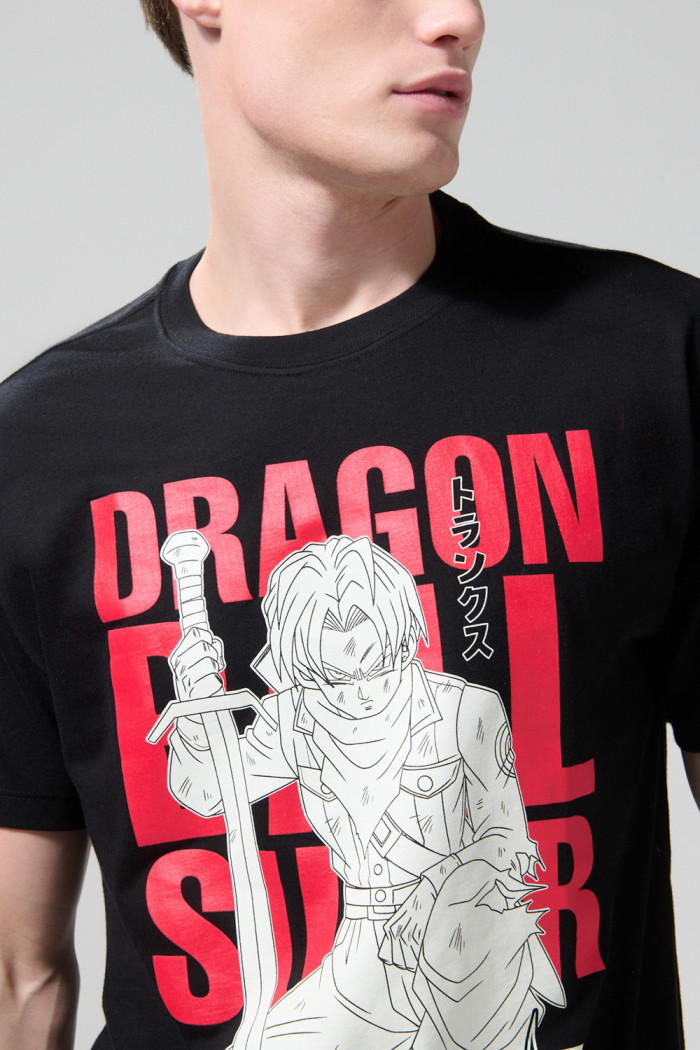 Camiseta negra manga corta con arte de Dragon Ball Super
