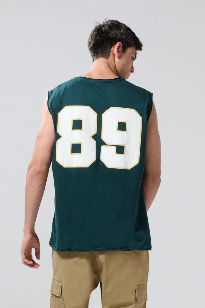 Camiseta verde oscura oversize college con manga sisa