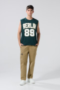 Camiseta verde oscura oversize college con manga sisa
