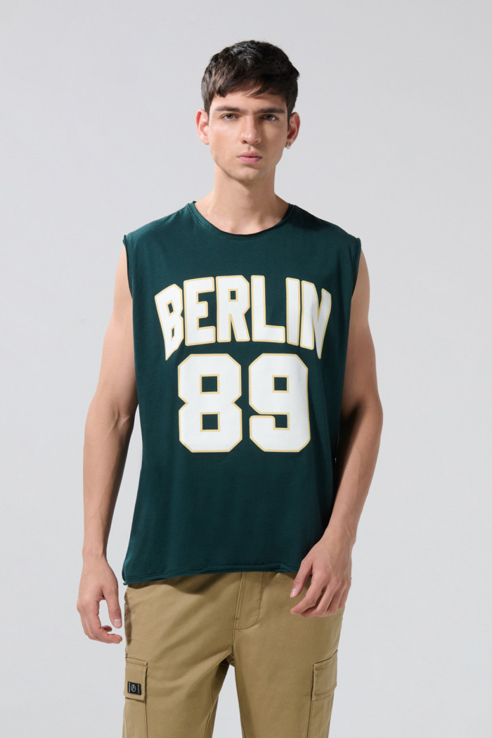Camiseta verde oscura oversize college con manga sisa