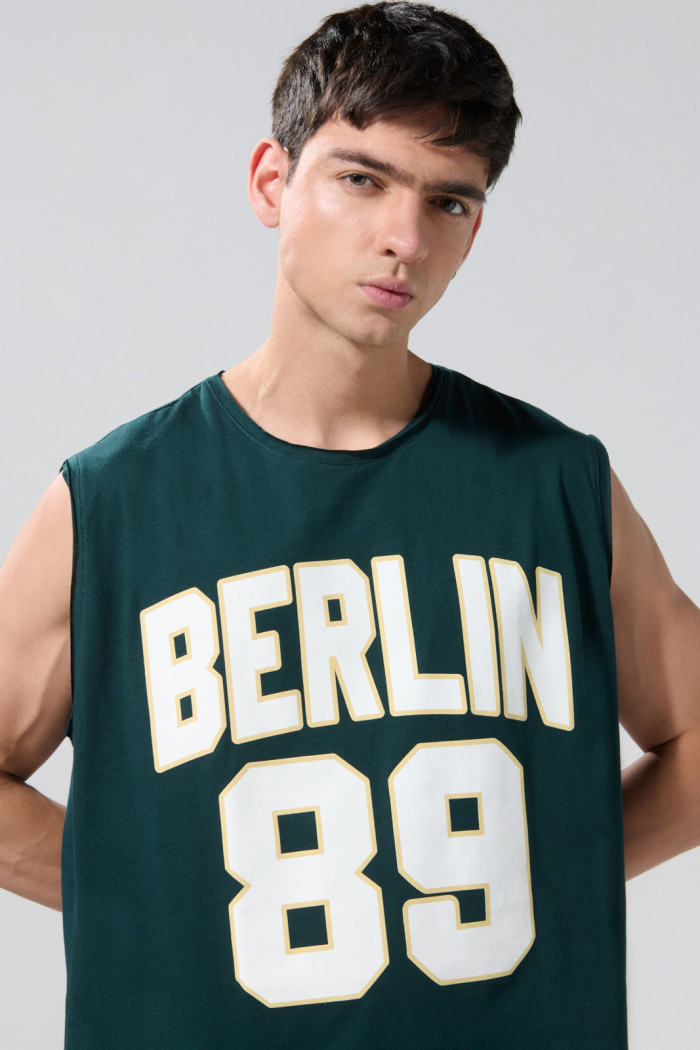 Camiseta verde oscura oversize college con manga sisa