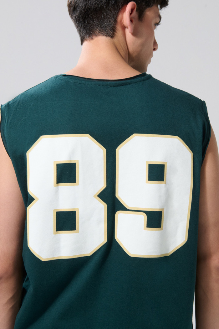 Camiseta verde oscura oversize college con manga sisa
