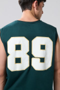 Camiseta verde oscura oversize college con manga sisa