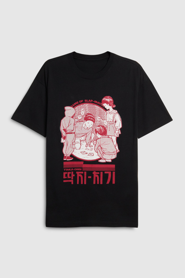 Camiseta negra con arte de Squid Game y manga corta