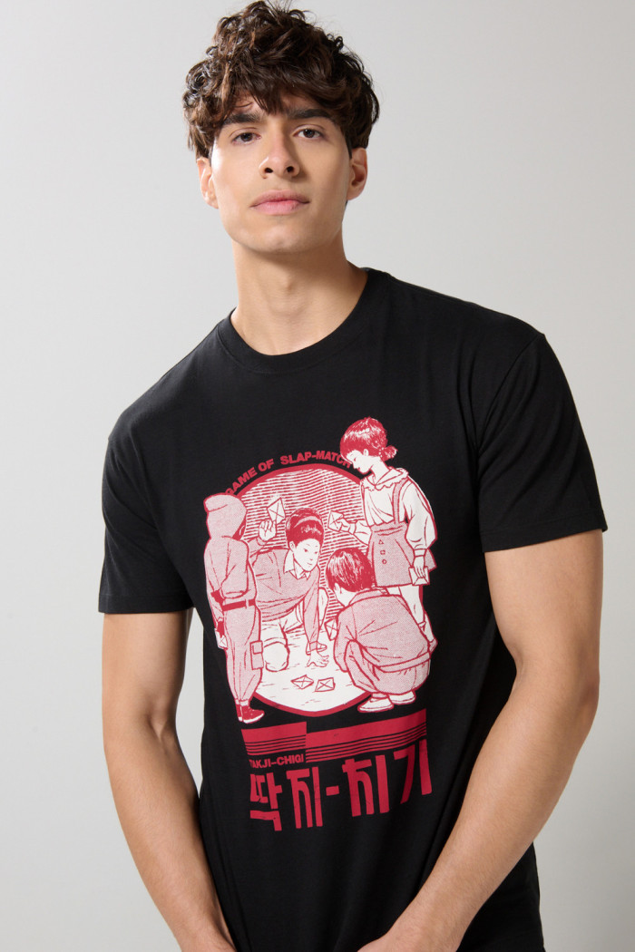 Camiseta negra con arte de Squid Game y manga corta