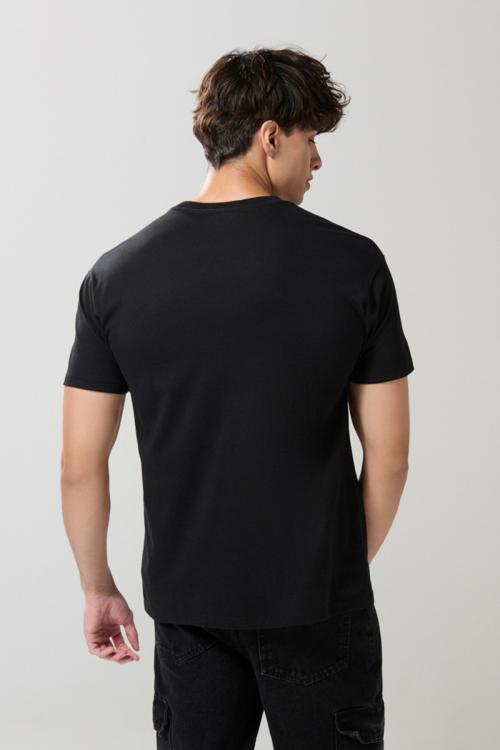 Camiseta negra con arte de Squid Game y manga corta