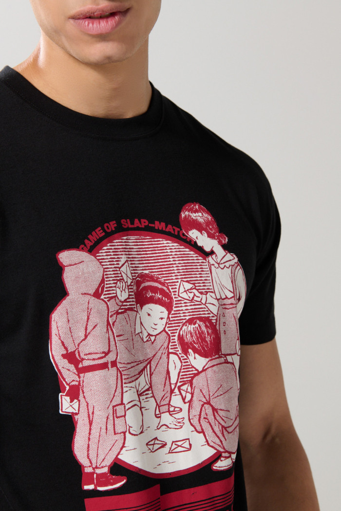 Camiseta negra con arte de Squid Game y manga corta