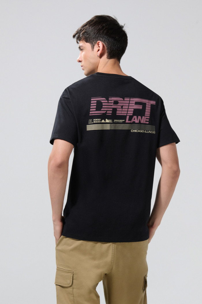 Camiseta negra cuello redondo con arte college posterior