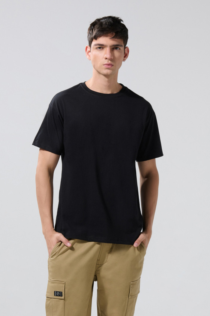 Camiseta negra cuello redondo con arte college posterior