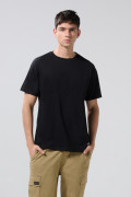 Camiseta negra cuello redondo con arte college posterior