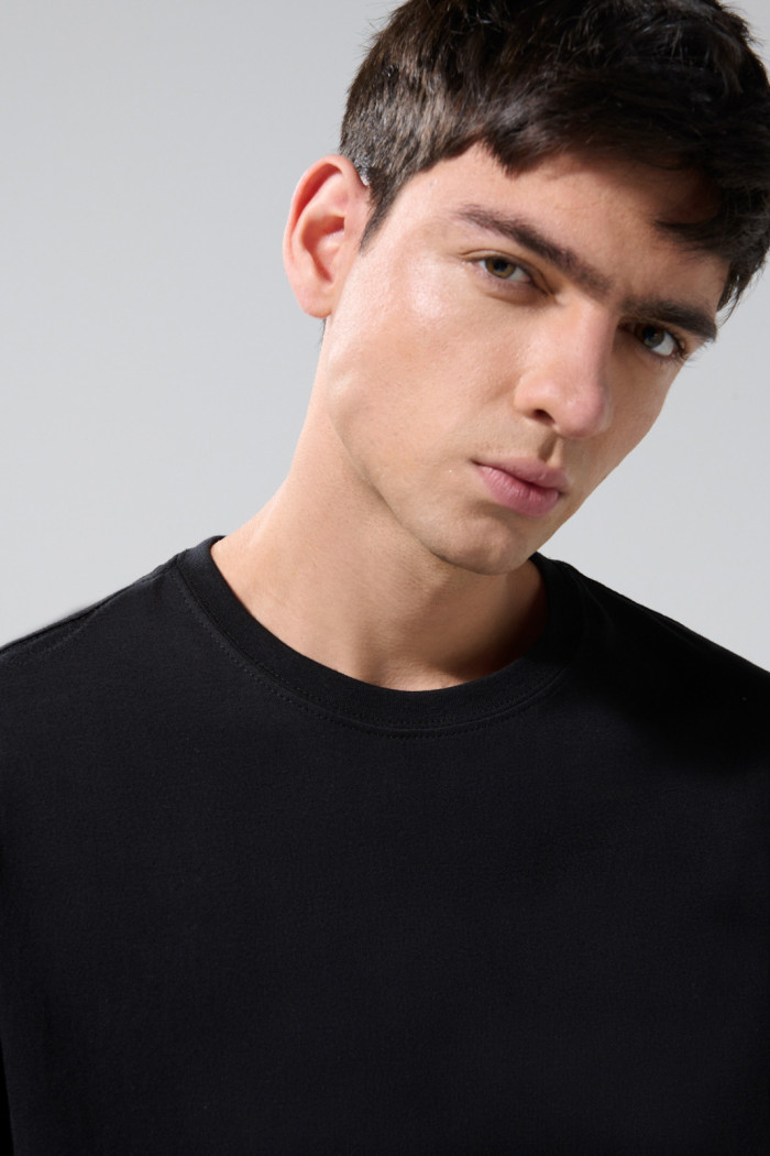 Camiseta negra cuello redondo con arte college posterior