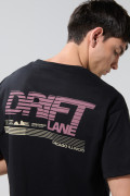 Camiseta negra cuello redondo con arte college posterior