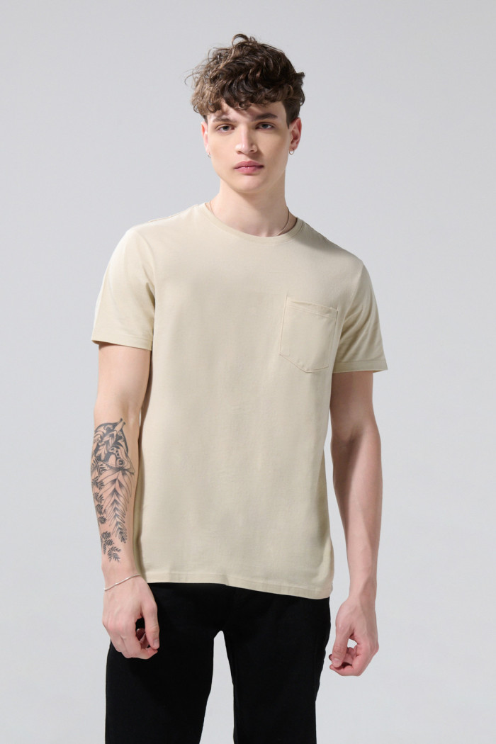 Camiseta unicolor cuello redondo con bolsillo en frente